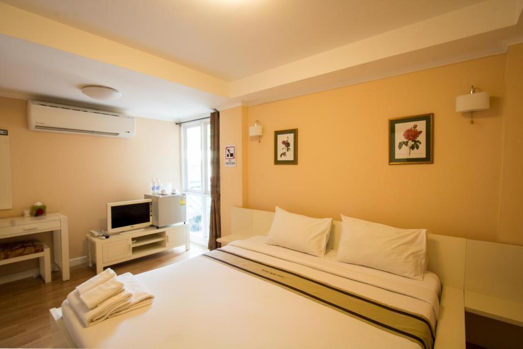 Triple Palms House Hotel Чиангмай Екстериор снимка